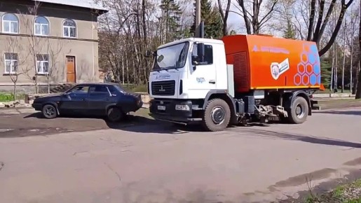 Сегодня, 9 апреля, с целью приведения территории в надлежащее санитарное состояние силами МУП АГМ «Перспектива» проведены работы по механизированной уборке проезжей части автодороги по бульвару 8 Сентября