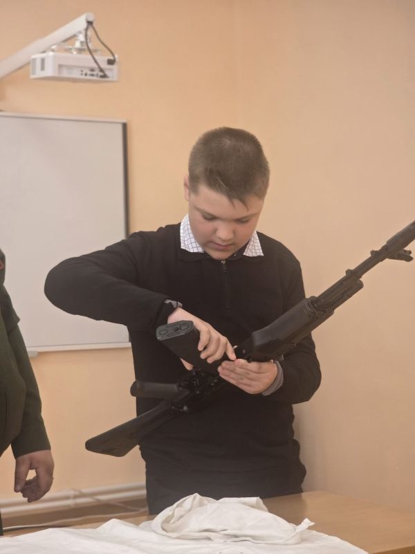 В Школе №2 г.о. Дебальцево прошла встреча старшеклассников с представителями оборонного ведомства В Школе №2 г.о. Дебальцево прошла встреча старшеклассников с представителями оборонного ведомства