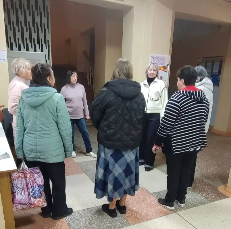 Сегодня, 9 апреля, в рамках проекта «Управдом ДНР» депутат Донецкого городского совета, член фракции Единой России Лилия Ошурко провела встречу с жителями на подведомственной территории Ворошиловского внутригородского района Сегодня, 9 апреля, в рамках проекта «Управдом ДНР» депутат Донецкого городского совета, член фракции Единой России Лилия Ошурко провела встречу с жителями на подведомственной территории Ворошиловского внутригородского района