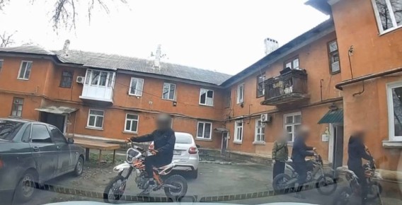 Малолетнего питбайкера без прав поймали в Докучаевске