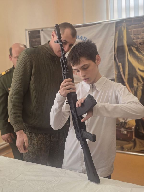 В Школе №2 г.о. Дебальцево прошла встреча старшеклассников с представителями оборонного ведомства В Школе №2 г.о. Дебальцево прошла встреча старшеклассников с представителями оборонного ведомства