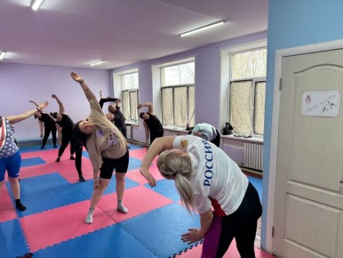 В рамках Федерального проекта "Здоровье для каждого" регионального движения ДНР "За медицину здорового долголетия" 6 апреля сотрудники МБУ ЦФЗН "Спорт для всех" центра и население приняли участие в Республиканской зарядке