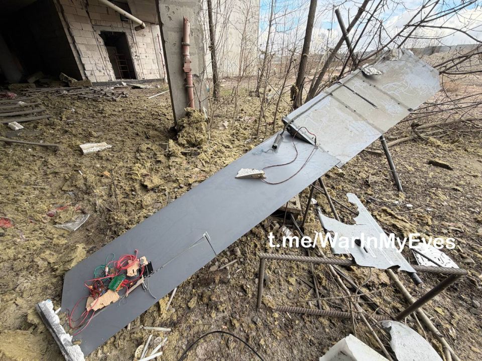Последствия падения обломков сбитого БПЛА в Буденовском районе Донецка Последствия падения обломков сбитого БПЛА в Буденовском районе Донецка