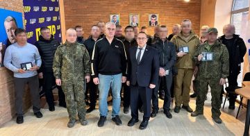Героев СВО и волонтеров наградили партийными медалями ЛДПР в Донецке