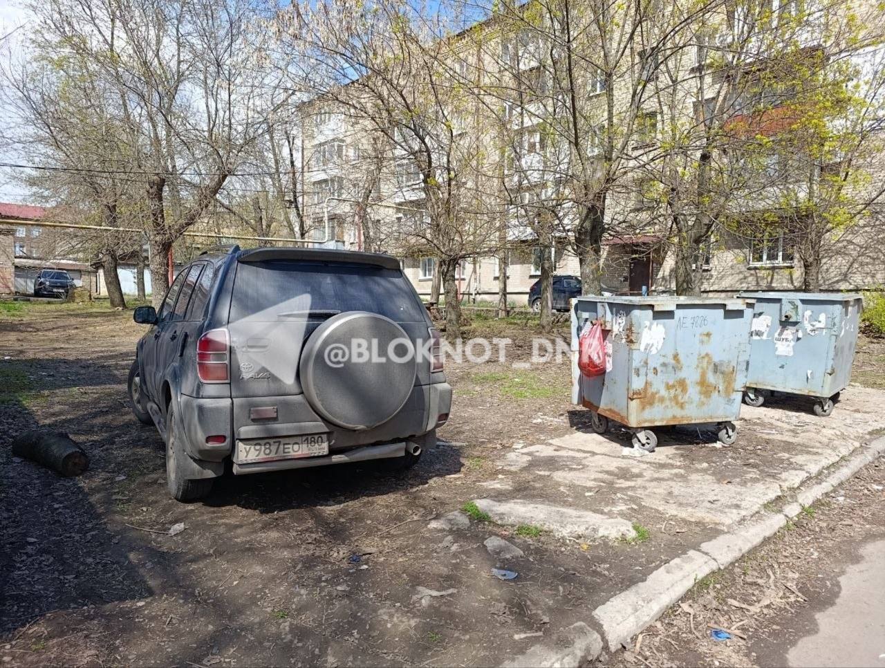 Парковкой для чужих машин стал жилой двор по улице Луговуова 4 в Ленинском районе Донецка