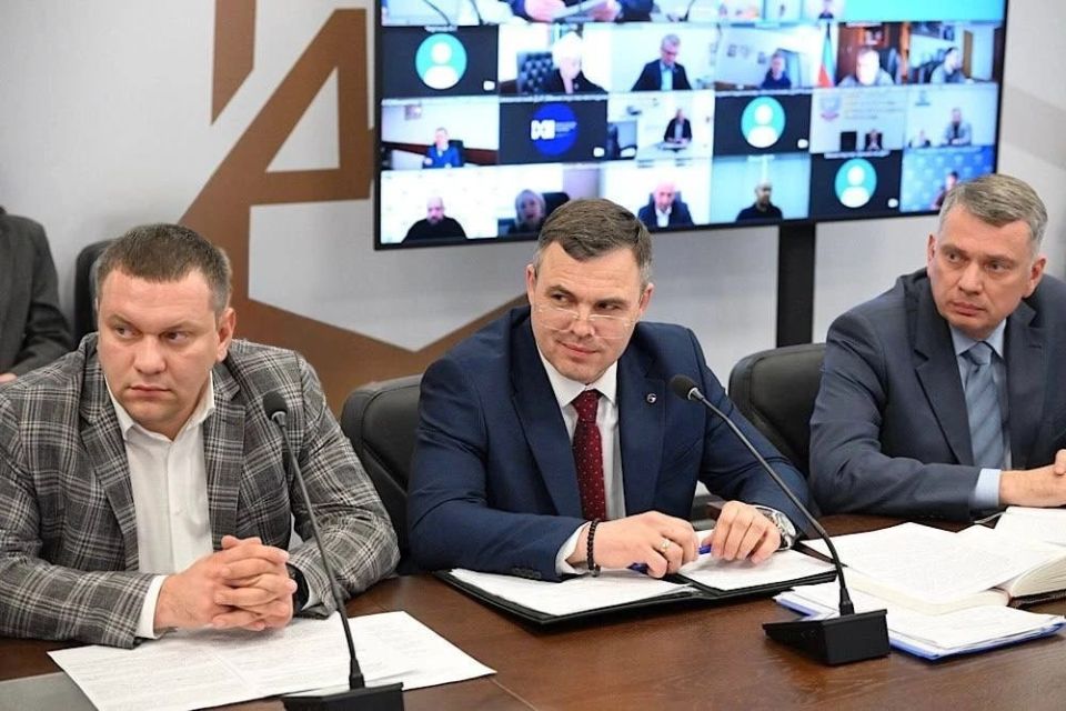 На еженедельном оперативном совещании Глава ДНР Денис Пушилин обсудил с руководителями органов исполнительной власти и главами муниципальных образований благоустройство общественных пространств, чистотe в городах и селах На еженедельном оперативном совещании Глава ДНР Денис Пушилин обсудил с руководителями органов исполнительной власти и главами муниципальных образований благоустройство общественных пространств, чистотe в городах и селах