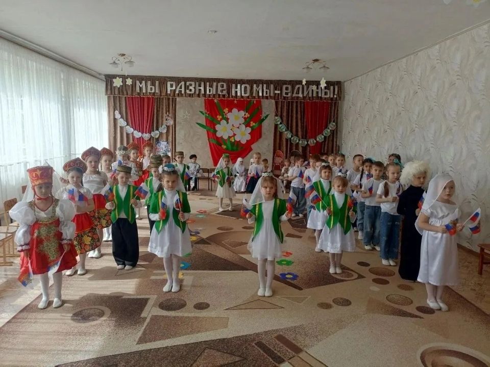 В макеевском детском саду прошёл фестиваль костюмов народов России В макеевском детском саду прошёл фестиваль костюмов народов России