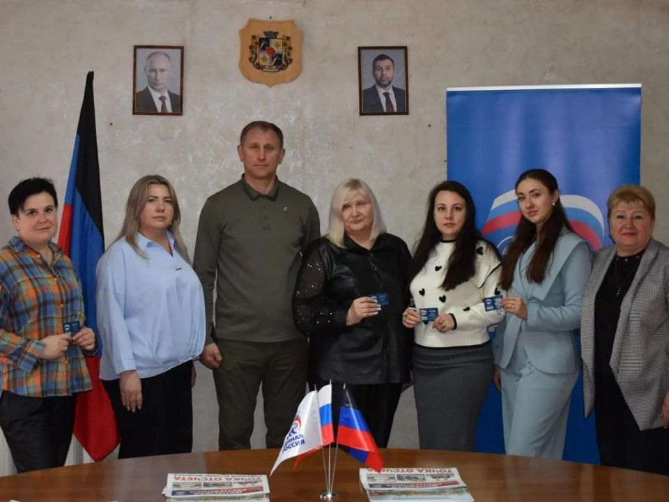 В Кировском прошло вручение партийных билетов единороссов В Кировском прошло вручение партийных билетов единороссов