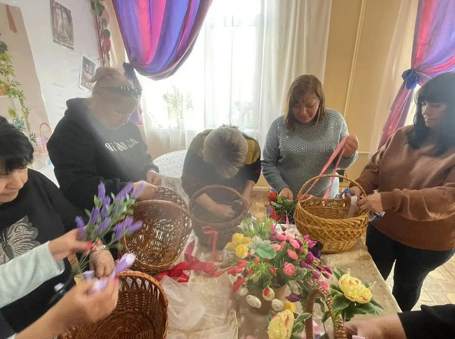 8 апреля в «Центре социального обслуживания населения Червоногвардейского района города Макеевки» для получателей социальных услуг проведён мастер - класс на тему: «Декорирование пасхальной корзинки» 8 апреля в «Центре социального обслуживания населения Червоногвардейского района города Макеевки» для получателей социальных услуг проведён мастер - класс на тему: «Декорирование пасхальной корзинки»