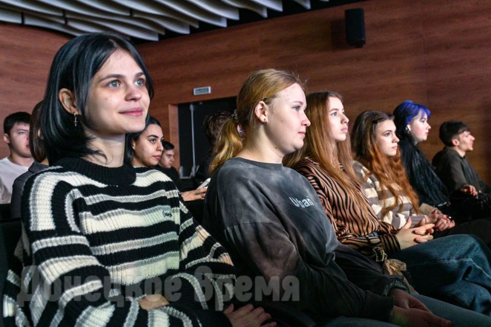 Никаких скучных лекций: на карьерном форуме "Труд Крут" студентов донецких вузов познакомили с профессиями через игру Никаких скучных лекций: на карьерном форуме "Труд Крут" студентов донецких вузов познакомили с профессиями через игру