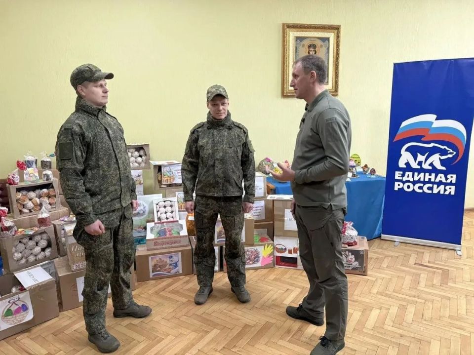 Александр Шатов: В Шахтерске активисты Единой России поздравили военнослужащих с наступающей Пасхой Александр Шатов: В Шахтерске активисты Единой России поздравили военнослужащих с наступающей Пасхой
