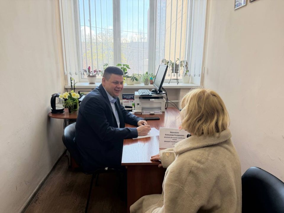 Сегодня, 9 апреля, в рамках проекта «Управдом ДНР» депутат Донецкого городского совета, член фракции Единой России Лилия Ошурко провела встречу с жителями на подведомственной территории Ворошиловского внутригородского района Сегодня, 9 апреля, в рамках проекта «Управдом ДНР» депутат Донецкого городского совета, член фракции Единой России Лилия Ошурко провела встречу с жителями на подведомственной территории Ворошиловского внутригородского района