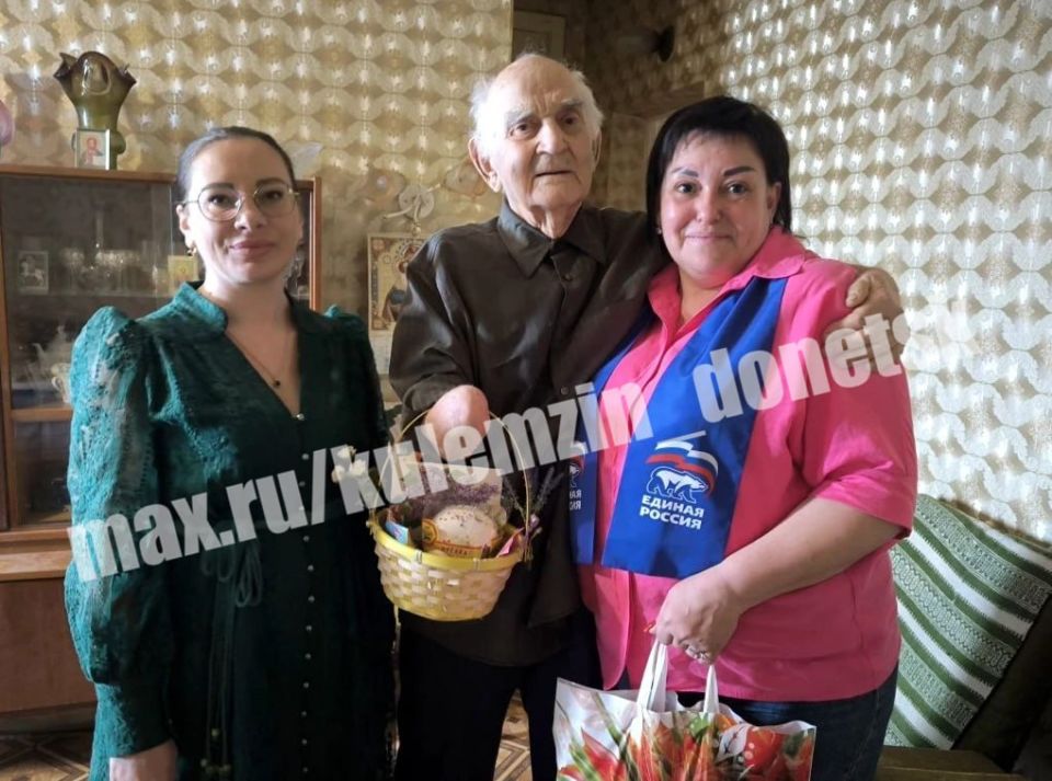 Алексей Кулемзин: В преддверии празднования Пасхи активисты партии «Единая Россия» города Донецка, поздравили ветеранов Великой Отечественной войны и жителей блокадного Ленинграда Алексей Кулемзин: В преддверии празднования Пасхи активисты партии «Единая Россия» города Донецка, поздравили ветеранов Великой Отечественной войны и жителей блокадного Ленинграда