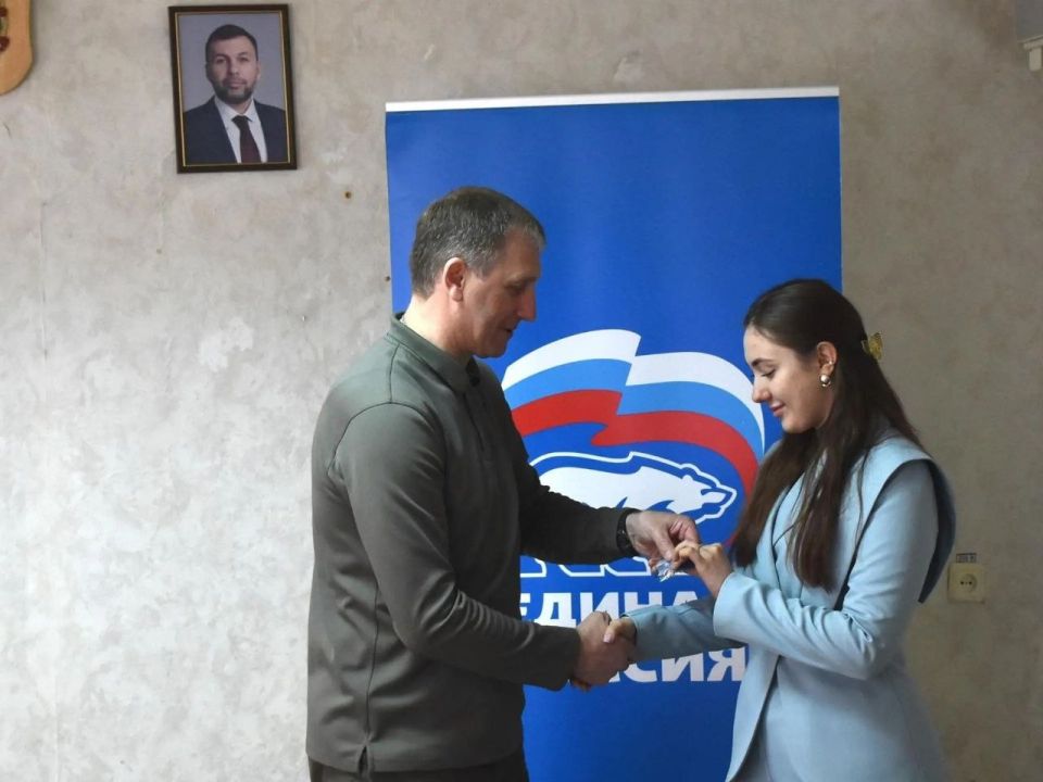 В Кировском прошло вручение партийных билетов единороссов В Кировском прошло вручение партийных билетов единороссов
