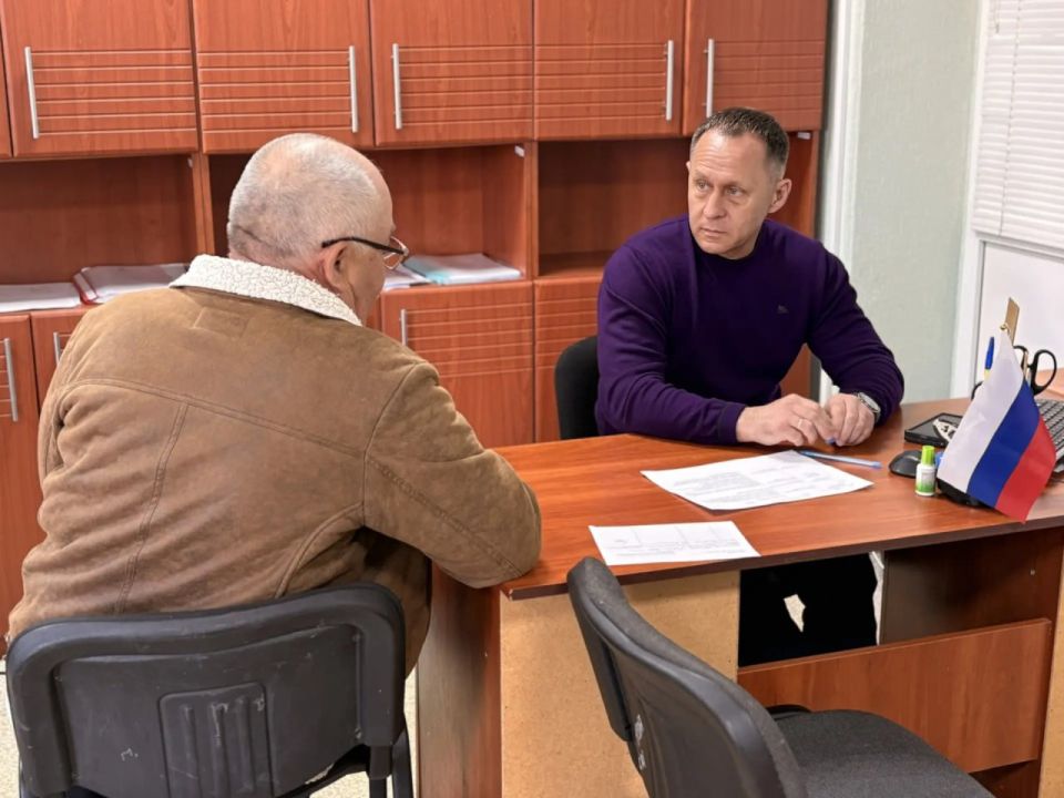 Александр Пеняев: Вместе с заместителем главы администрации округа Артемом Поликарповым провели в администрации Ясиноватой очередной прием Александр Пеняев: Вместе с заместителем главы администрации округа Артемом Поликарповым провели в администрации Ясиноватой очередной прием