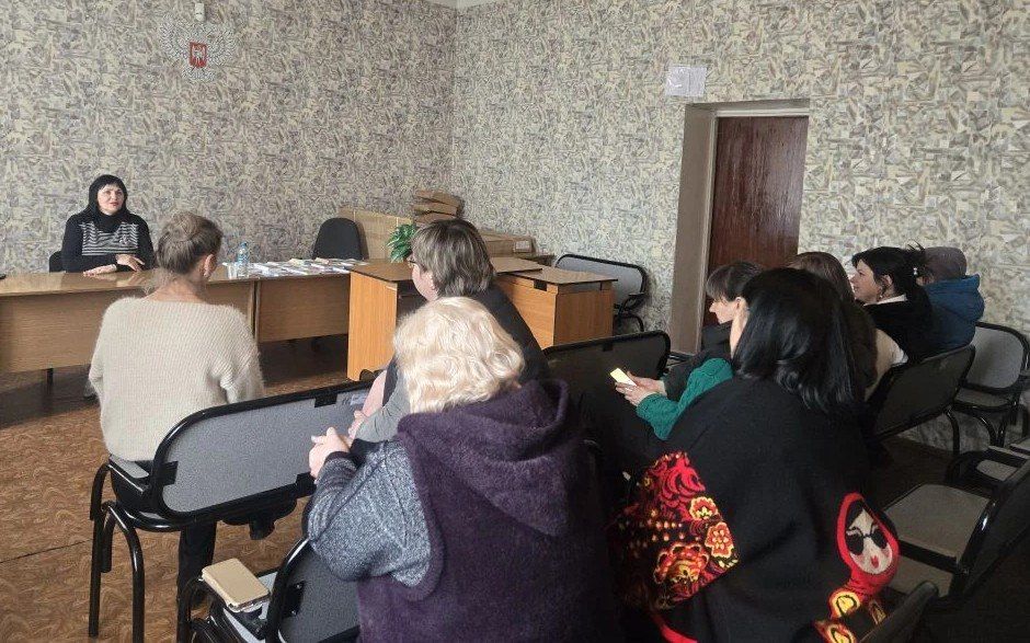 Сегодня, 9 апреля, заместитель главы администрации городского округа Дебальцево, исполнительный секретарь МО Всероссийской политической партии «Единая Россия» Оксана Козлова встретилась с трудовым коллективом Клиентской... Сегодня, 9 апреля, заместитель главы администрации городского округа Дебальцево, исполнительный секретарь МО Всероссийской политической партии «Единая Россия» Оксана Козлова встретилась с трудовым коллективом Клиентской...