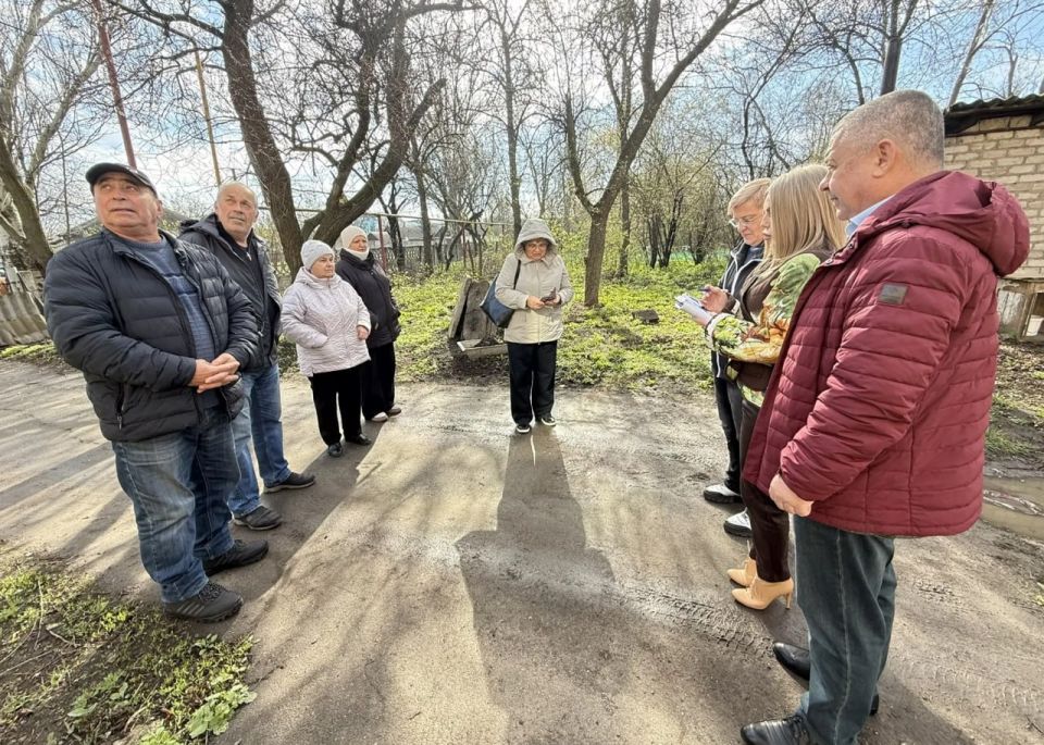 Иван Адамец: Первый заместитель руководителя управы Куйбышевского района Алина Волкова, депутат Донецкого городского совета Герман Полунин и Сергей Остапенко провели встречу с жителями дома № 103 по улице Краснознаменная Иван Адамец: Первый заместитель руководителя управы Куйбышевского района Алина Волкова, депутат Донецкого городского совета Герман Полунин и Сергей Остапенко провели встречу с жителями дома № 103 по улице Краснознаменная