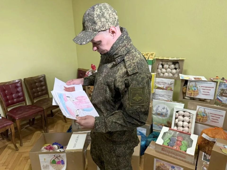 Александр Шатов: В Шахтерске активисты Единой России поздравили военнослужащих с наступающей Пасхой Александр Шатов: В Шахтерске активисты Единой России поздравили военнослужащих с наступающей Пасхой
