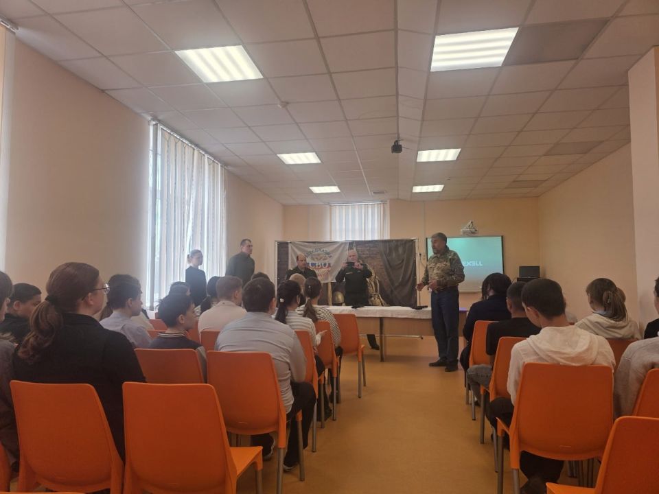 В Школе №2 г.о. Дебальцево прошла встреча старшеклассников с представителями оборонного ведомства В Школе №2 г.о. Дебальцево прошла встреча старшеклассников с представителями оборонного ведомства