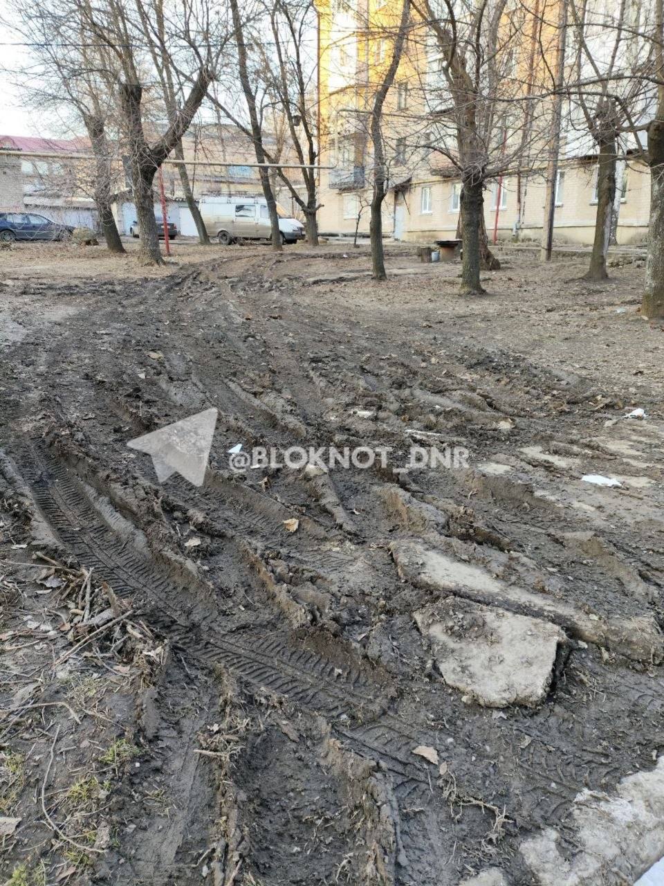 Парковкой для чужих машин стал жилой двор по улице Луговуова 4 в Ленинском районе Донецка Парковкой для чужих машин стал жилой двор по улице Луговуова 4 в Ленинском районе Донецка