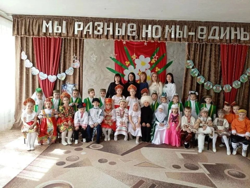 В макеевском детском саду прошёл фестиваль костюмов народов России В макеевском детском саду прошёл фестиваль костюмов народов России