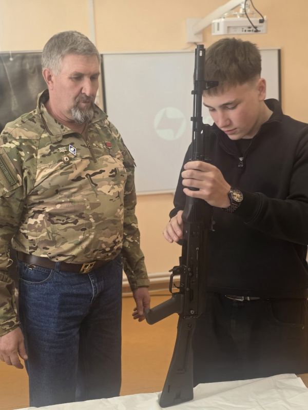 В Школе №2 г.о. Дебальцево прошла встреча старшеклассников с представителями оборонного ведомства В Школе №2 г.о. Дебальцево прошла встреча старшеклассников с представителями оборонного ведомства