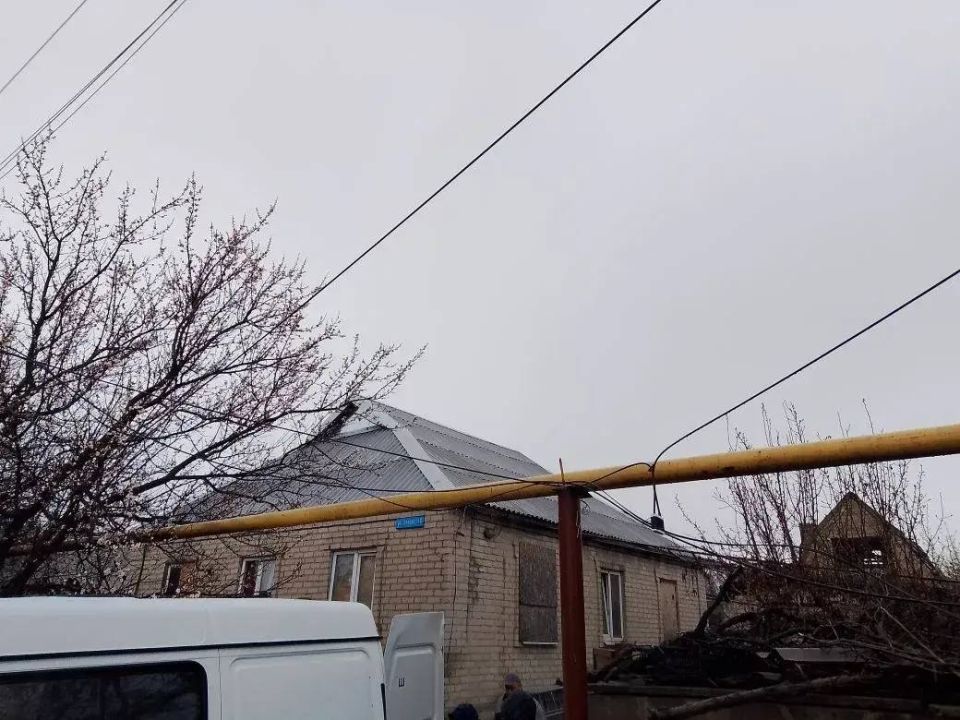 Александр Пеняев: В Авдеевке завершён ремонт кровли частного дома, пострадавшего в ходе боевых действий Александр Пеняев: В Авдеевке завершён ремонт кровли частного дома, пострадавшего в ходе боевых действий