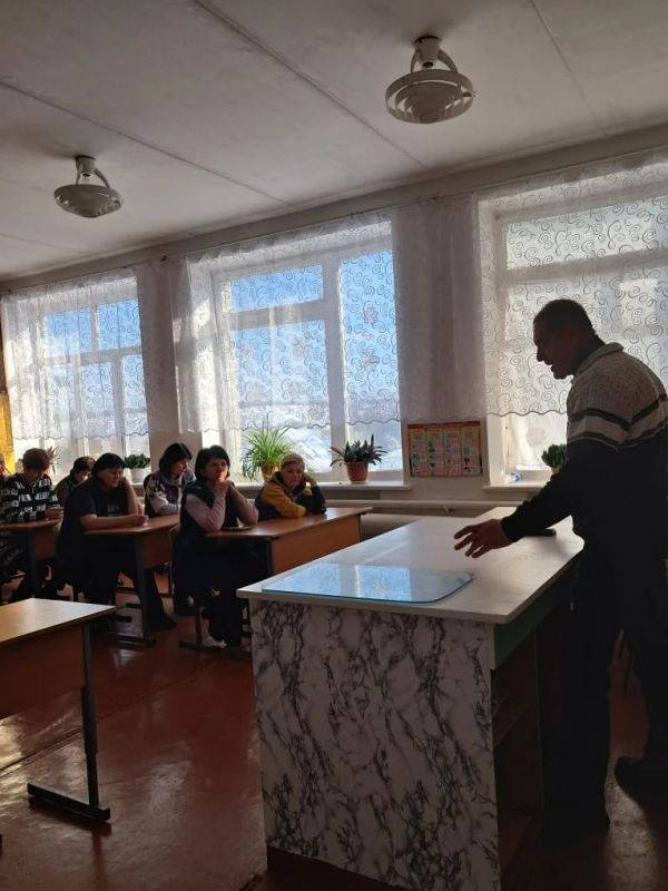 Начальник Староласпинского территориального отдела Администрации Тельмановского округа провел встречу с с трудовым коллективом Староласпинской школы Начальник Староласпинского территориального отдела Администрации Тельмановского округа провел встречу с с трудовым коллективом Староласпинской школы