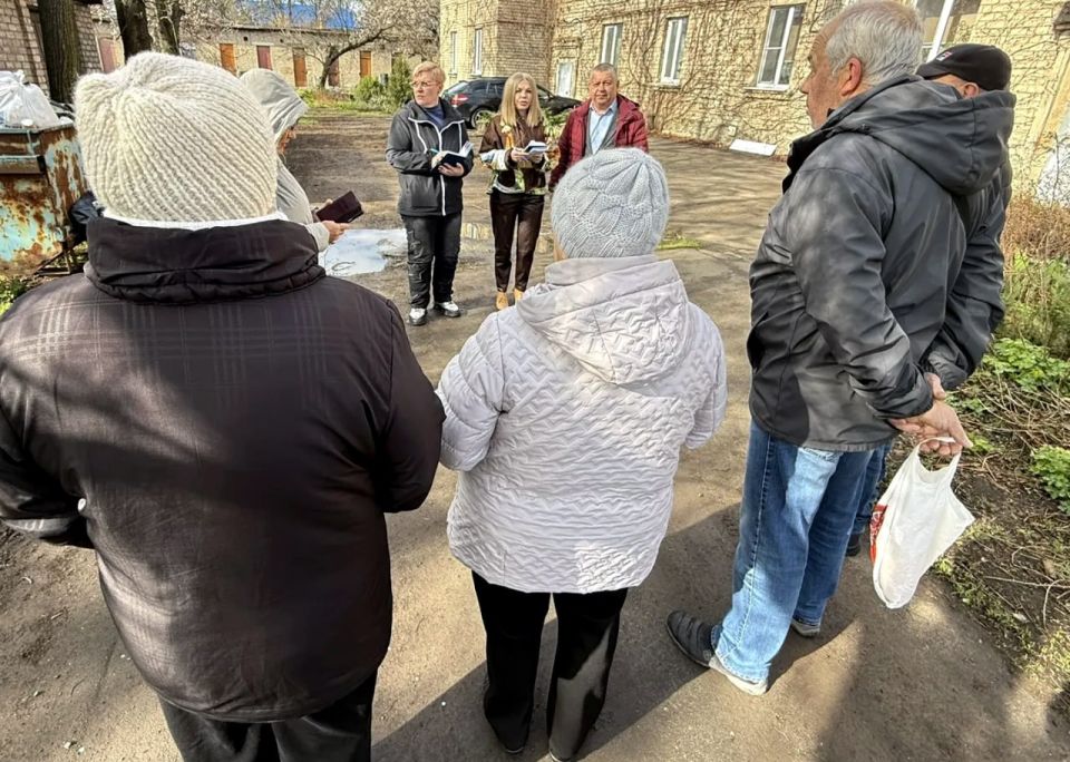 Иван Адамец: Первый заместитель руководителя управы Куйбышевского района Алина Волкова, депутат Донецкого городского совета Герман Полунин и Сергей Остапенко провели встречу с жителями дома № 103 по улице Краснознаменная Иван Адамец: Первый заместитель руководителя управы Куйбышевского района Алина Волкова, депутат Донецкого городского совета Герман Полунин и Сергей Остапенко провели встречу с жителями дома № 103 по улице Краснознаменная