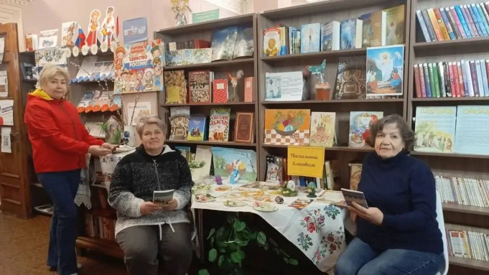 К празднику Пасхи в Зугрэсской библиотеке-филиале №3 была оформлена тематическая выставка «Пасхальный благовест» К празднику Пасхи в Зугрэсской библиотеке-филиале №3 была оформлена тематическая выставка «Пасхальный благовест»
