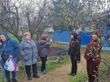 Сегодня заместитель главы муниципального образования городского округа Харцызск Юлия Михайленко провела встречу с жителями улицы Дружбы