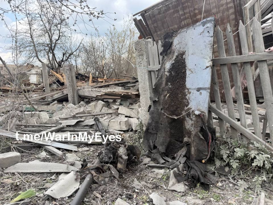 Последствия ночного прилета ударного БПЛА в Ясиноватой в результате которого погибли 2 человека, еще 7 получили ранения Последствия ночного прилета ударного БПЛА в Ясиноватой в результате которого погибли 2 человека, еще 7 получили ранения