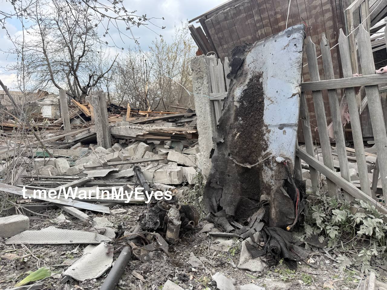 Последствия ночного прилета ударного БПЛА в Ясиноватой в результате которого погибли 2 человека, еще 7 получили ранения Последствия ночного прилета ударного БПЛА в Ясиноватой в результате которого погибли 2 человека, еще 7 получили ранения