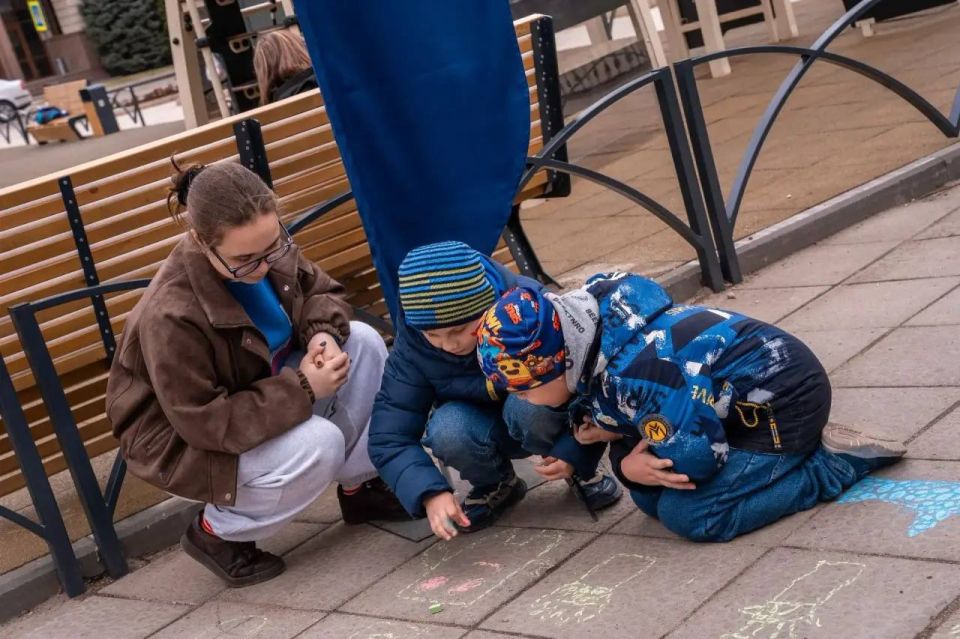 Провели акцию ко Дню ПВО. В центре Донецка на детской площадке мы разместили холст с надписью «Спасибо Куполу Донбасса за наше спокойное детство» Провели акцию ко Дню ПВО. В центре Донецка на детской площадке мы разместили холст с надписью «Спасибо Куполу Донбасса за наше спокойное детство»