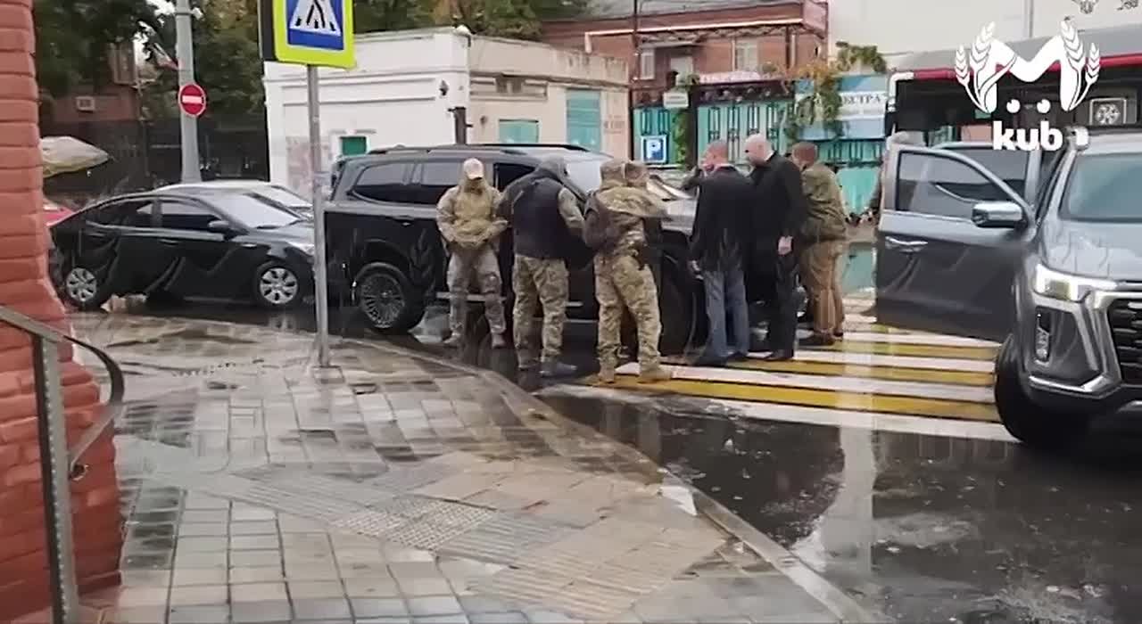 Спецслужбы выворачивают наизнанку коррумпированных чиновников Краснодарского края: ФСБ, Генпрокуратура, СК проводят целую операцию по задержанию коррупционеров