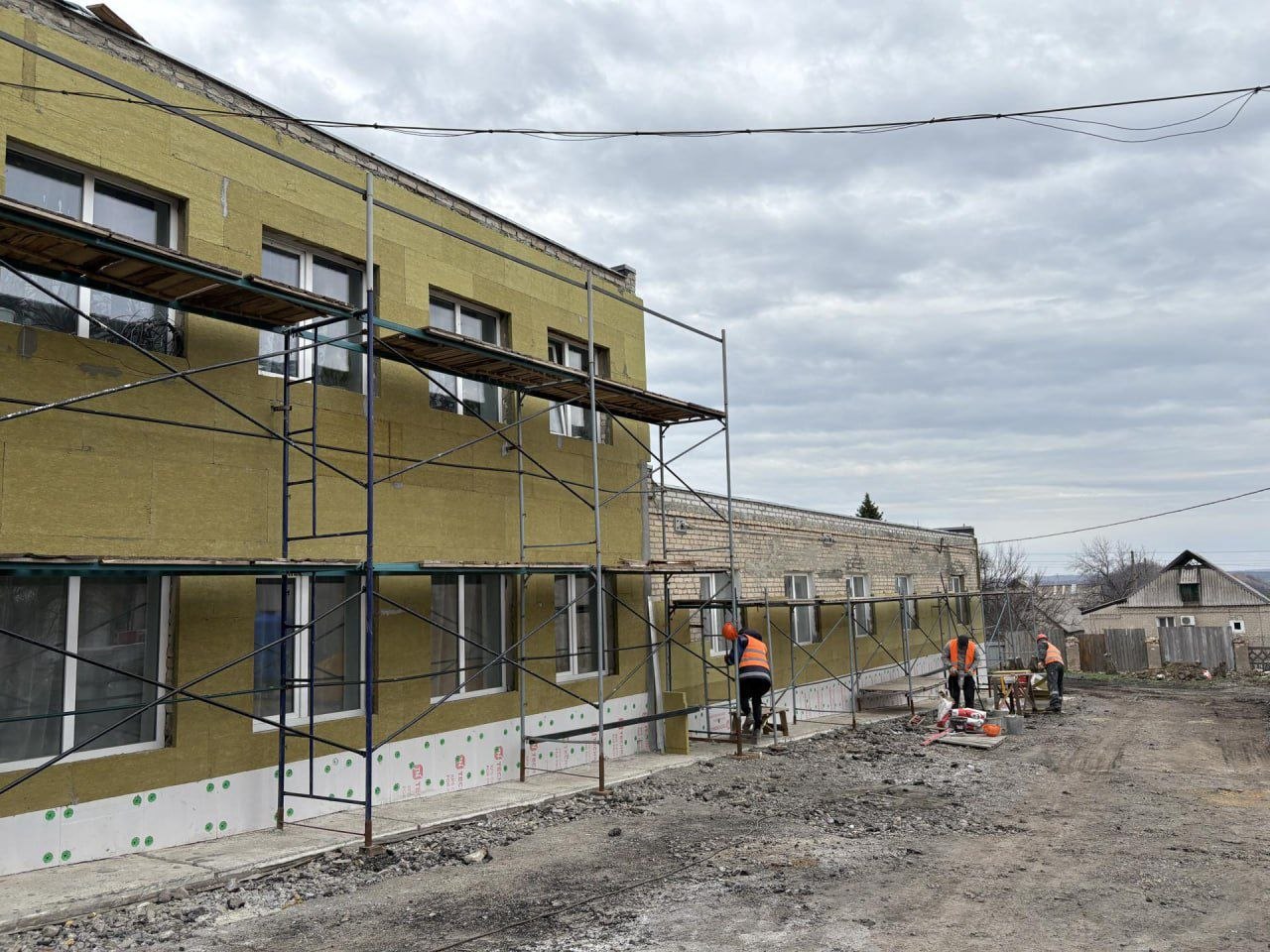 При помощи сахалинцев строители приступили к утеплению фасада школы № 11 в Шахтерске При помощи сахалинцев строители приступили к утеплению фасада школы № 11 в Шахтерске