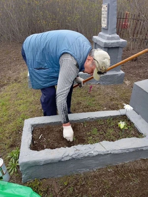Денис Зубов: В рамках акции «Зеленый Донбасс» на территории городского округа Иловайск сегодня, 11 апреля, ветераны МВД Иловайска собрались вместе, чтобы навести порядок на территории старого кладбища Денис Зубов: В рамках акции «Зеленый Донбасс» на территории городского округа Иловайск сегодня, 11 апреля, ветераны МВД Иловайска собрались вместе, чтобы навести порядок на территории старого кладбища