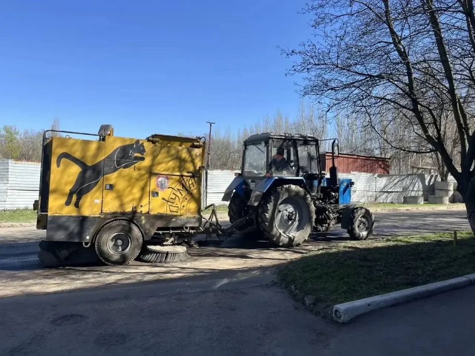 Роман Конев: О механизированной уборке автомобильных дорог и тротуаров МУНИЦИПАЛЬНОГО УНИТАРНОГО ПРЕДПРИЯТИЯ «ПРОСТОР» АДМИНИСТРАЦИИ ГОРОДСКОГО ОКРУГА ГОРЛОВКА ДОНЕЦКОЙ НАРОДНОЙ РЕСПУБЛИКИ Для поддержания чистоты дорог и... Роман Конев: О механизированной уборке автомобильных дорог и тротуаров МУНИЦИПАЛЬНОГО УНИТАРНОГО ПРЕДПРИЯТИЯ «ПРОСТОР» АДМИНИСТРАЦИИ ГОРОДСКОГО ОКРУГА ГОРЛОВКА ДОНЕЦКОЙ НАРОДНОЙ РЕСПУБЛИКИ Для поддержания чистоты дорог и...