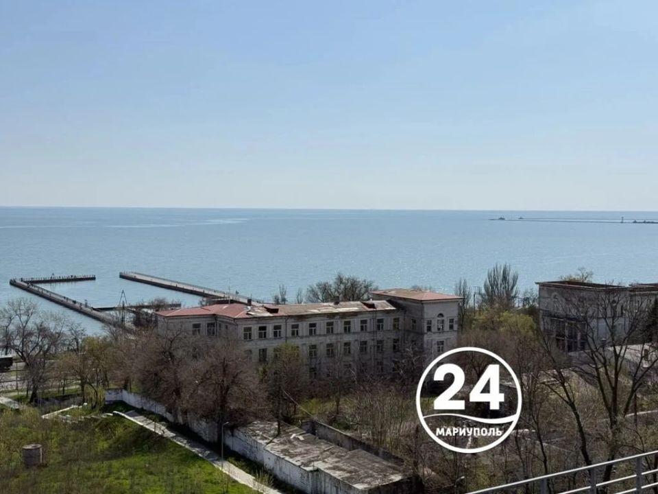 Вид на море со смотровой площадки в Приморском парке Мариуполя Вид на море со смотровой площадки в Приморском парке Мариуполя
