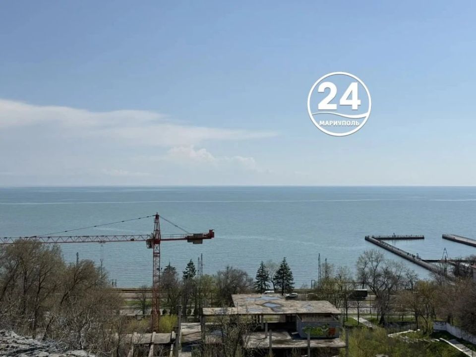 Вид на море со смотровой площадки в Приморском парке Мариуполя Вид на море со смотровой площадки в Приморском парке Мариуполя