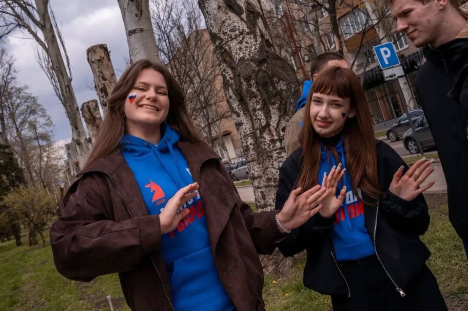 Провели акцию ко Дню ПВО. В центре Донецка на детской площадке мы разместили холст с надписью «Спасибо Куполу Донбасса за наше спокойное детство» Провели акцию ко Дню ПВО. В центре Донецка на детской площадке мы разместили холст с надписью «Спасибо Куполу Донбасса за наше спокойное детство»