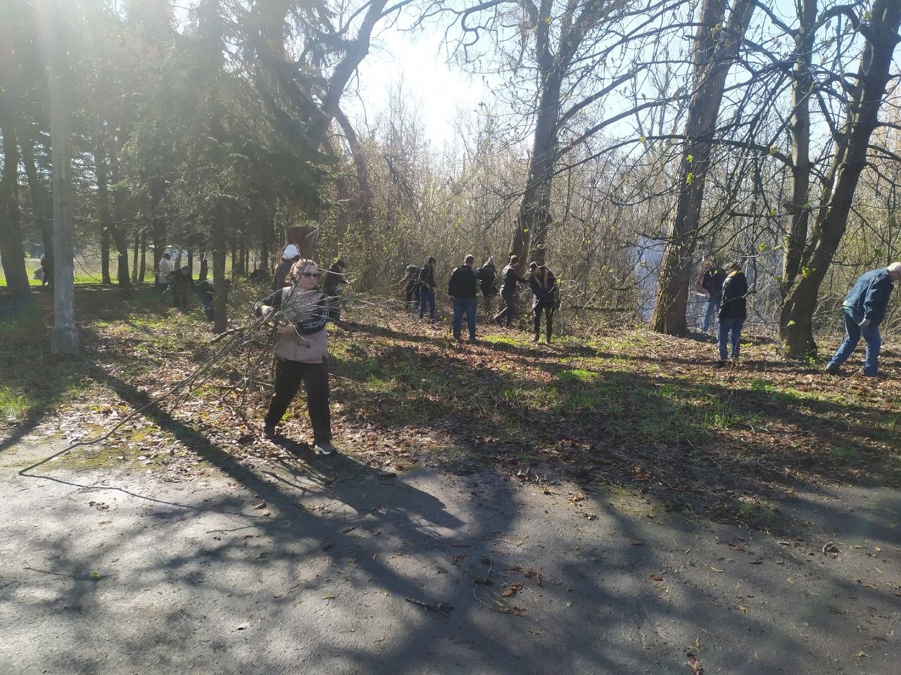 В Торезе прошёл общереспубликанский субботник В Торезе прошёл общереспубликанский субботник