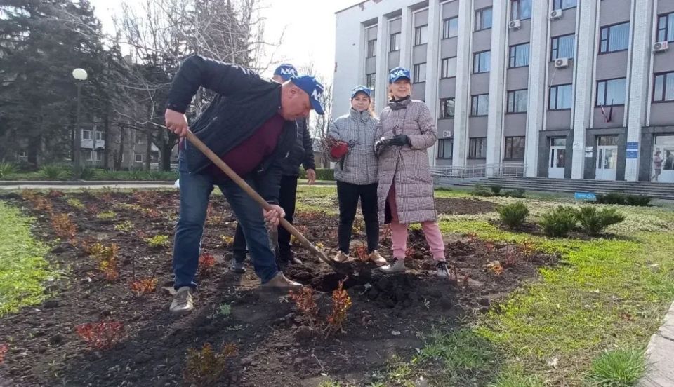 Елена Синецкая: Сегодня, 11 апреля, в рамках проектов «Городская среда» и «Донбасс – наш дом» партии Единая Россия, сотрудники Управы Калининского внутригородского района Администрации городского округа Донецк приняли... Елена Синецкая: Сегодня, 11 апреля, в рамках проектов «Городская среда» и «Донбасс – наш дом» партии Единая Россия, сотрудники Управы Калининского внутригородского района Администрации городского округа Донецк приняли...