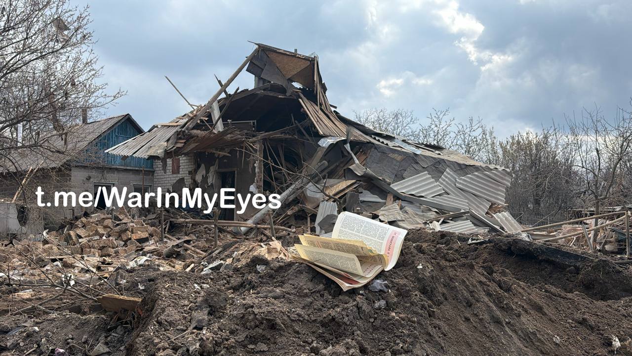 Последствия ночного прилета ударного БПЛА в Ясиноватой в результате которого погибли 2 человека, еще 7 получили ранения Последствия ночного прилета ударного БПЛА в Ясиноватой в результате которого погибли 2 человека, еще 7 получили ранения