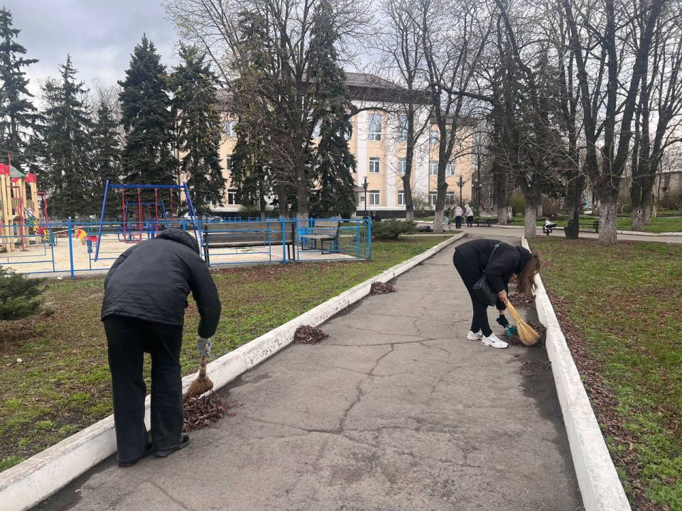 Сергей Желновач: В Дебальцево в рамках двухмесячника по благоустройству привели в порядок центральную площадь Сергей Желновач: В Дебальцево в рамках двухмесячника по благоустройству привели в порядок центральную площадь