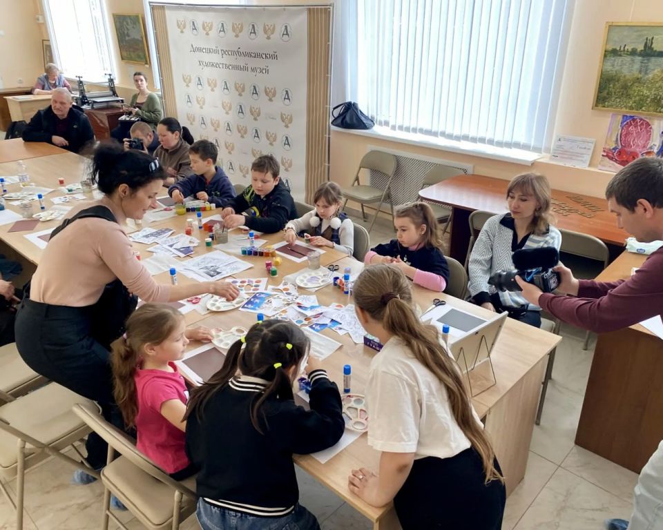 Дети из семей защитников попробовали себя в роли художников-космистов Дети из семей защитников попробовали себя в роли художников-космистов