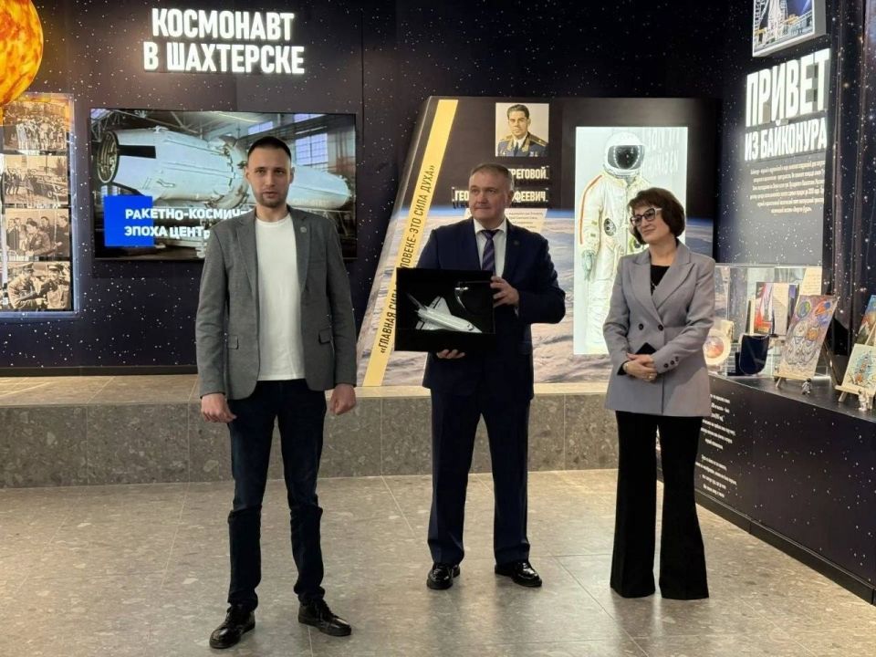 В Шахтерске торжественно открыли школьный музей «Космос рядом» В Шахтерске торжественно открыли школьный музей «Космос рядом»