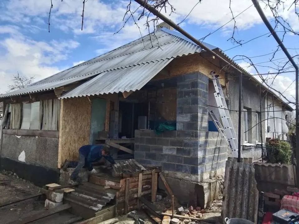 Александр Пеняев: Волонтёры РПЦ завершили ремонт кровли в Васильевке и приступают к работам в Ясиноватой Александр Пеняев: Волонтёры РПЦ завершили ремонт кровли в Васильевке и приступают к работам в Ясиноватой
