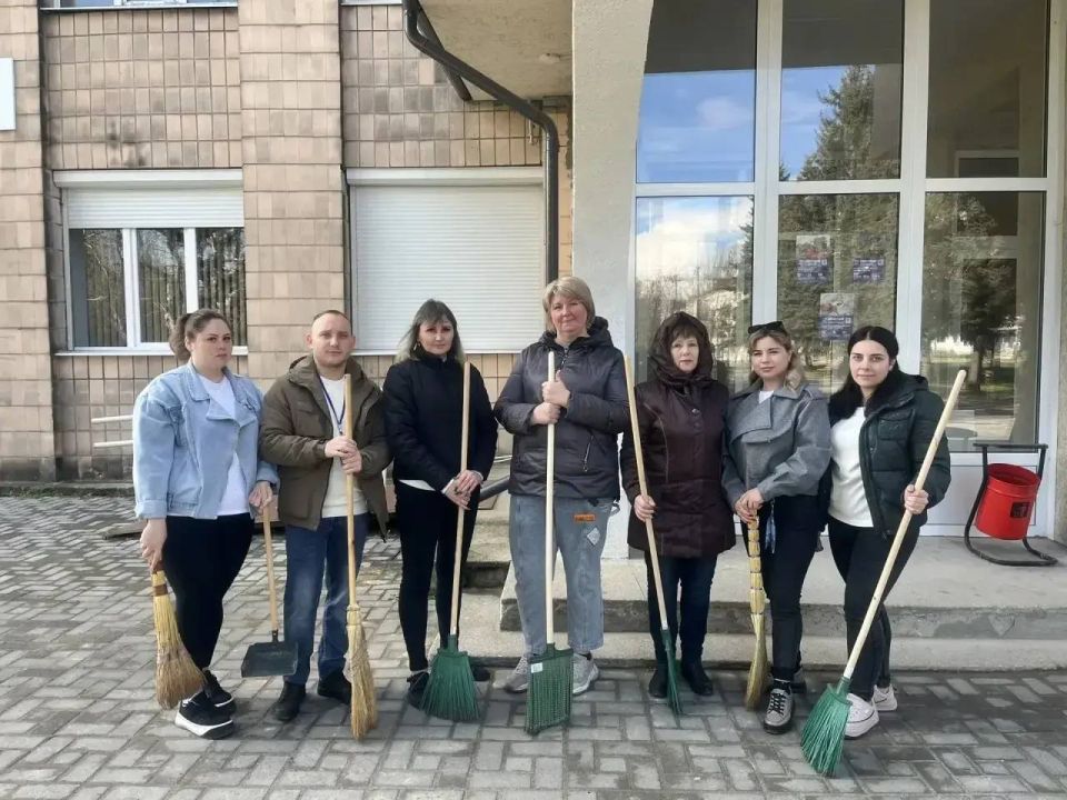 Сегодня в центрах «Мои документы» состоялся общереспубликанский субботник, объединивший сотрудников вокруг важной задачи — создания комфортной и благоустроенной среды Сегодня в центрах «Мои документы» состоялся общереспубликанский субботник, объединивший сотрудников вокруг важной задачи — создания комфортной и благоустроенной среды