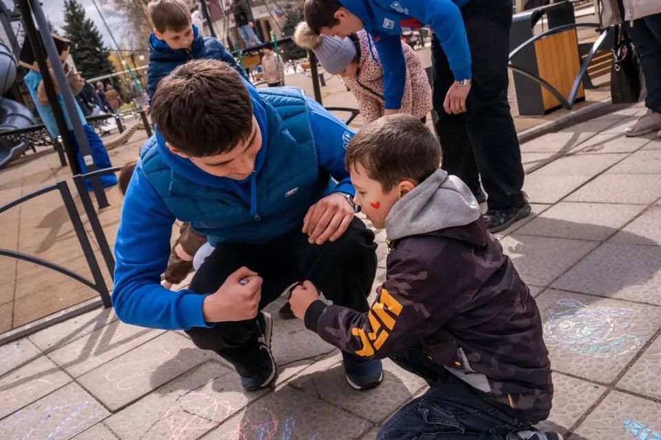 Провели акцию ко Дню ПВО. В центре Донецка на детской площадке мы разместили холст с надписью «Спасибо Куполу Донбасса за наше спокойное детство» Провели акцию ко Дню ПВО. В центре Донецка на детской площадке мы разместили холст с надписью «Спасибо Куполу Донбасса за наше спокойное детство»